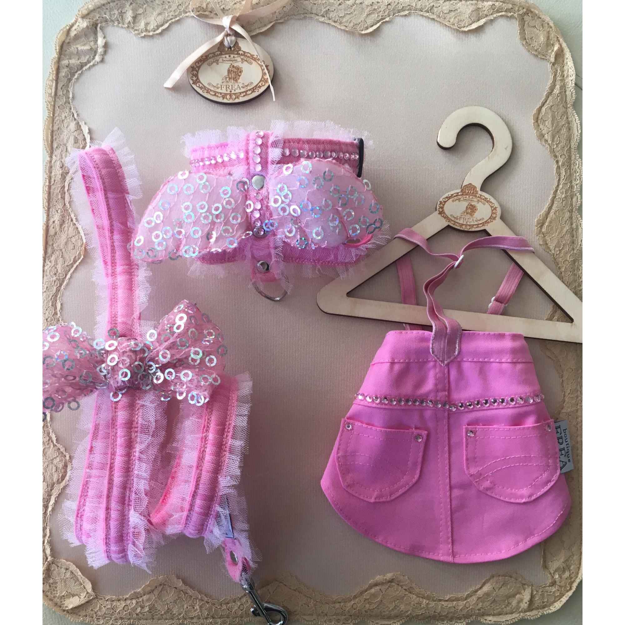 Поличка, нагръдниче и повод "My Yorkie Angel collection by FREA" Поличка, нагръдниче и повод "My Yorkie Angel collection by FREA"