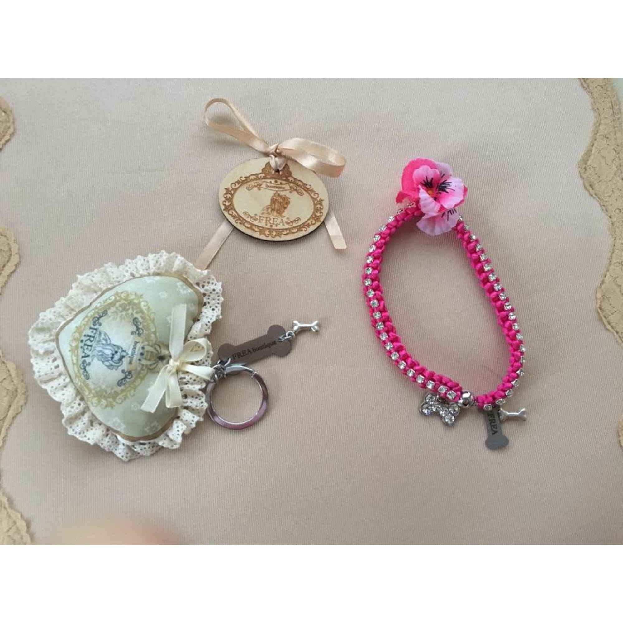 Нашийниче - бижу "My Secret Fashion Garden collection by FREA" и ключодържател - комплимент за специални клиенти "I LoVe FREA boutique"