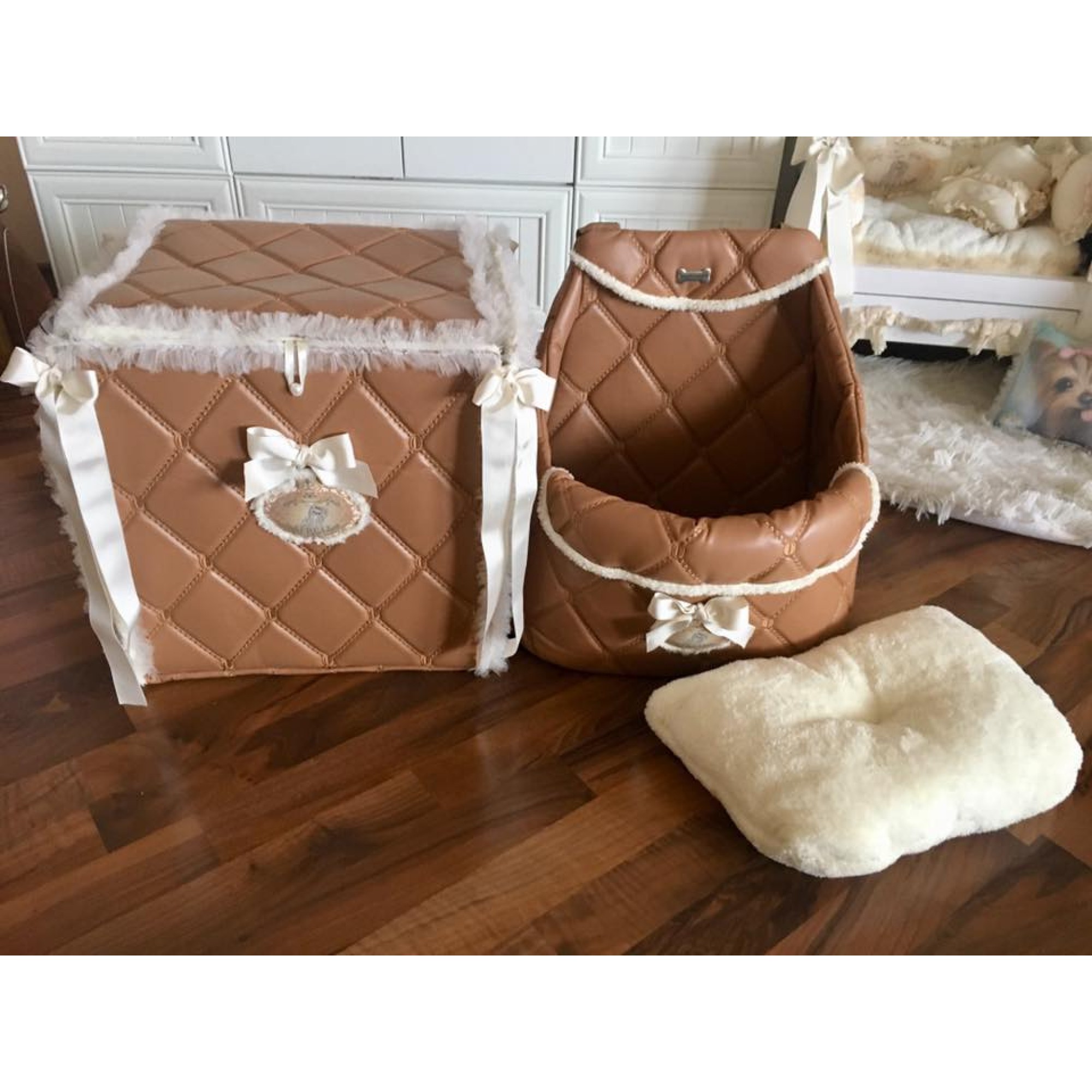 Кутия за играчки "My Sweet Yorkie Home collection by FREA" и Столче за автомобил с възглавничка "My Luxury Car Sofa by FREA" Кутия за играчки "My Sweet Yorkie Home collection by FREA" и Столче за автомобил с възглавничка "My Luxury Car Sofa by FREA"