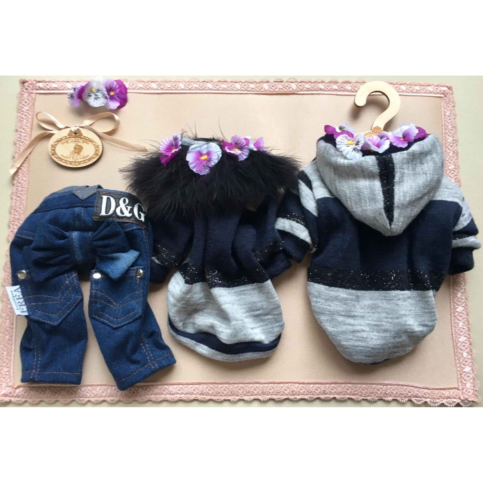 Дънки, пуловерче и двулицево топло якенце “My Yorkie Fashion Icon collection by FREA”