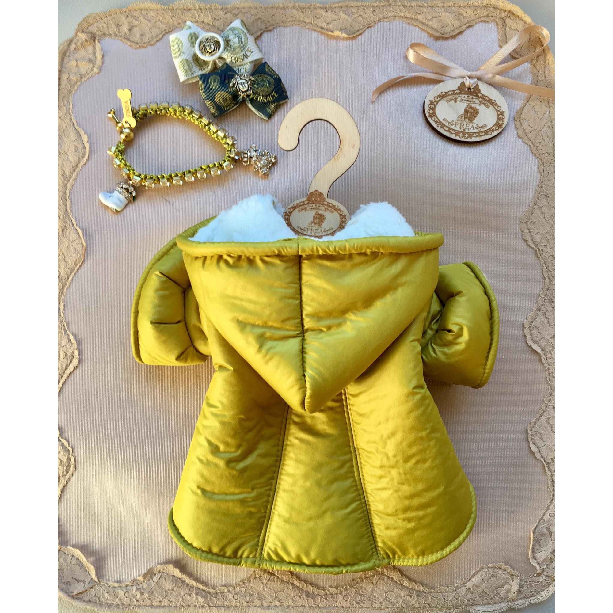 Палтенце и шнолки “My Yorkie Fashion Icon collection by FREA” и нашийниче - бижу "My Christmas Glam collection by FREA"