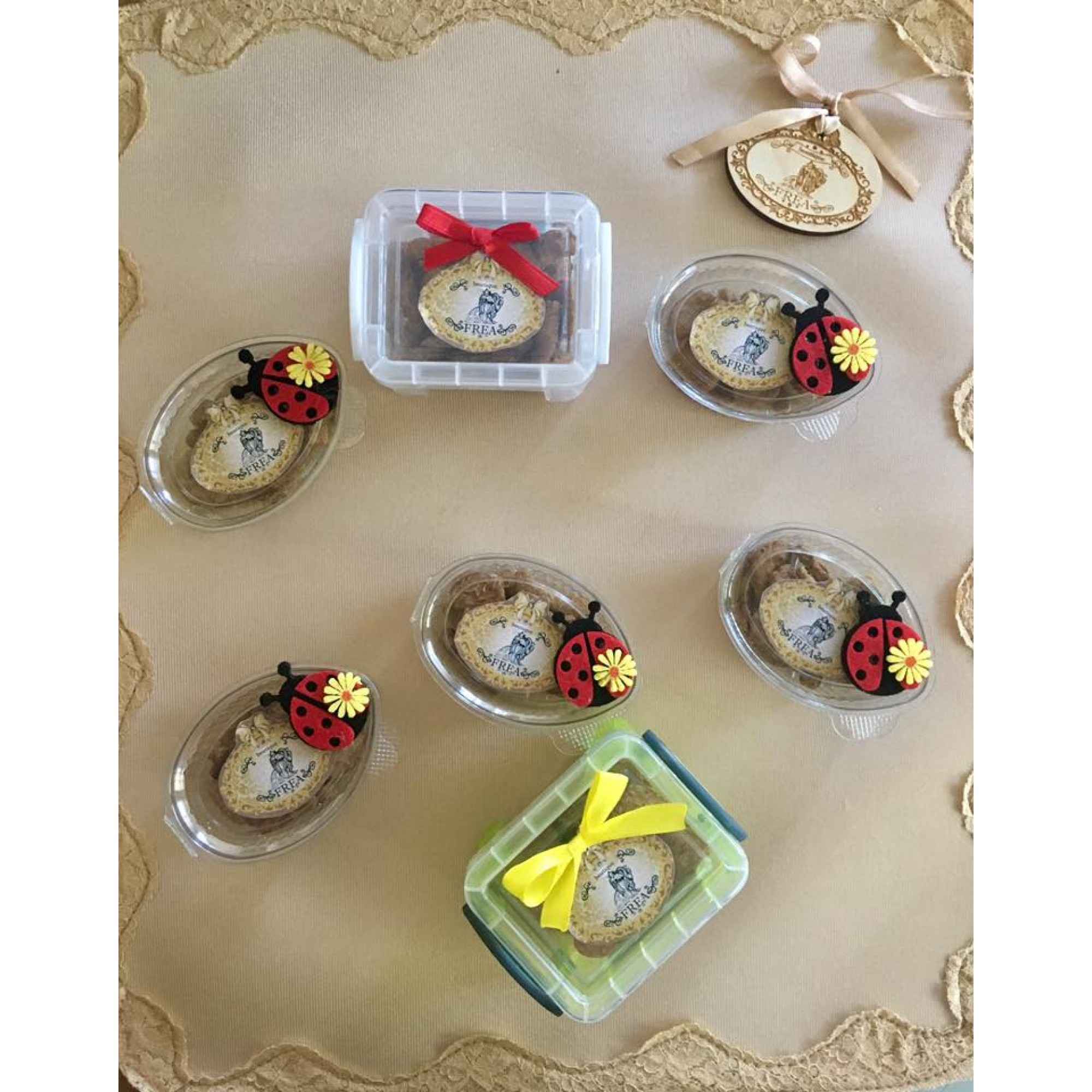 Кутийки с лакомства за Обичковци Frea's Yummies и аксесоари за декорация - комплимент за специални клиенти "I LoVe FREA boutique" Кутийки с лакомства за Обичковци Frea's Yummies и аксесоари за декорация - комплимент за специални клиенти "I LoVe FREA boutique"