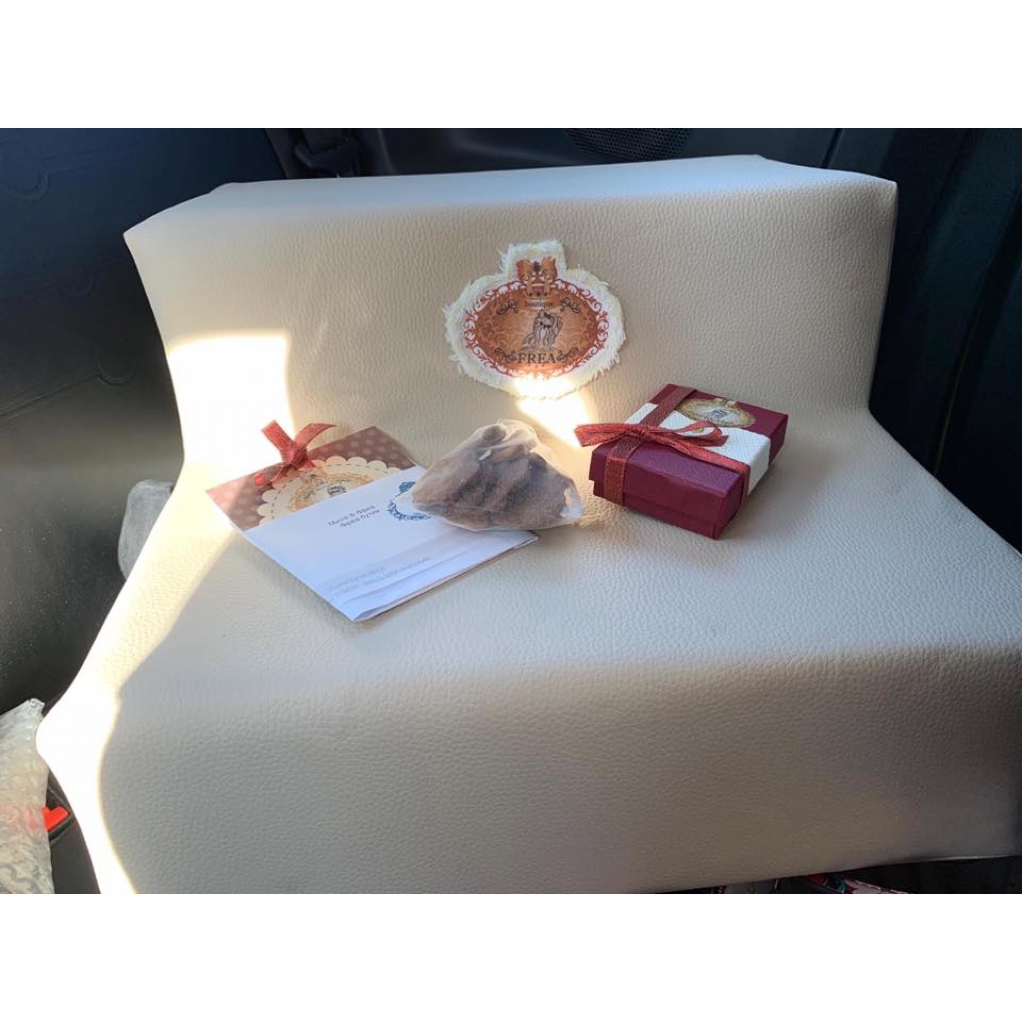 Ключодържател "Сърчице" в подаръчна кутийка и торбичка лакомства FREA's Yummies за Обичковче - комплимент с късметче за специални клиенти "I LoVe FREA boutique"