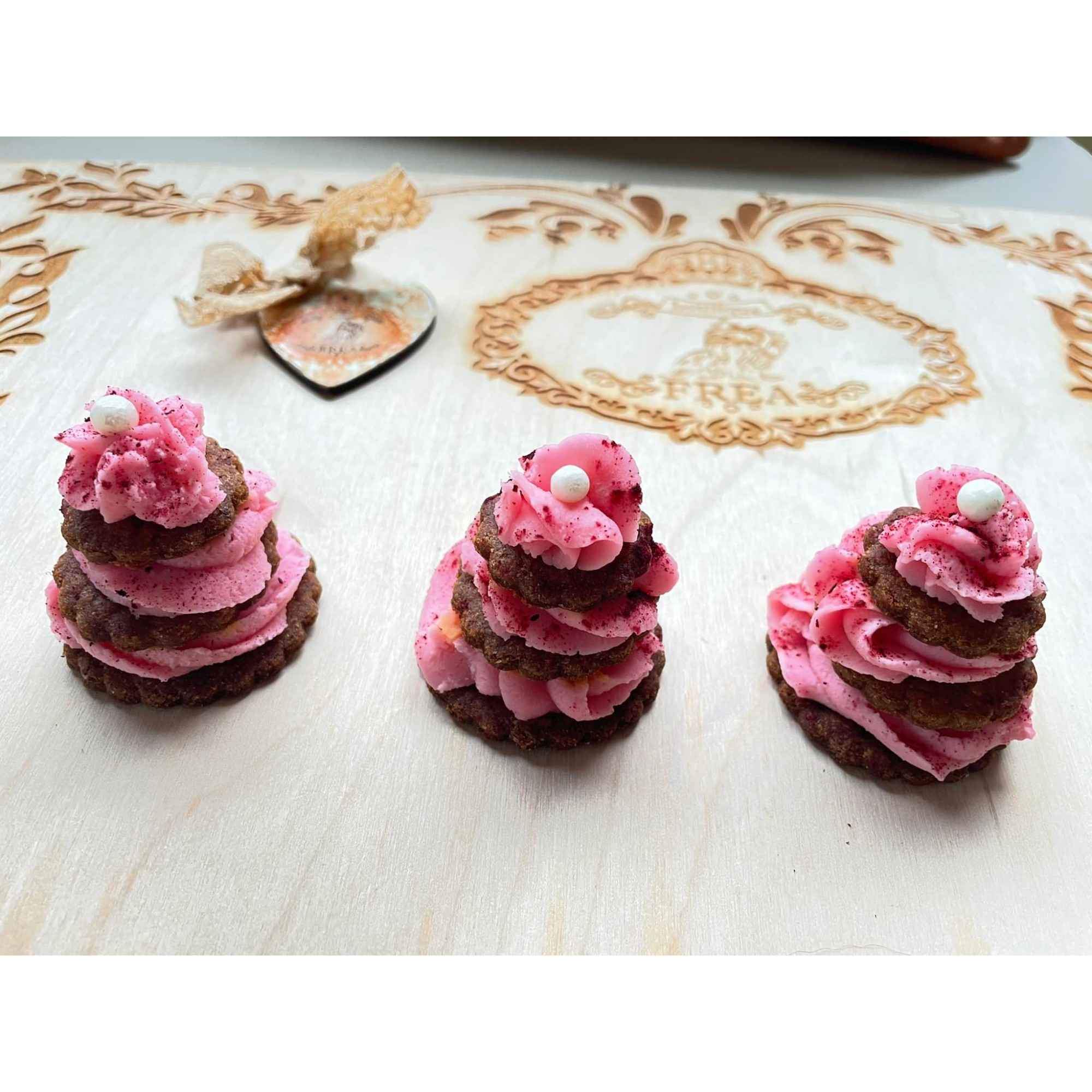 Розови елхички - "Лакомства за Обичковци FREA’s Yummies" Розови елхички - "Лакомства за Обичковци FREA’s Yummies"