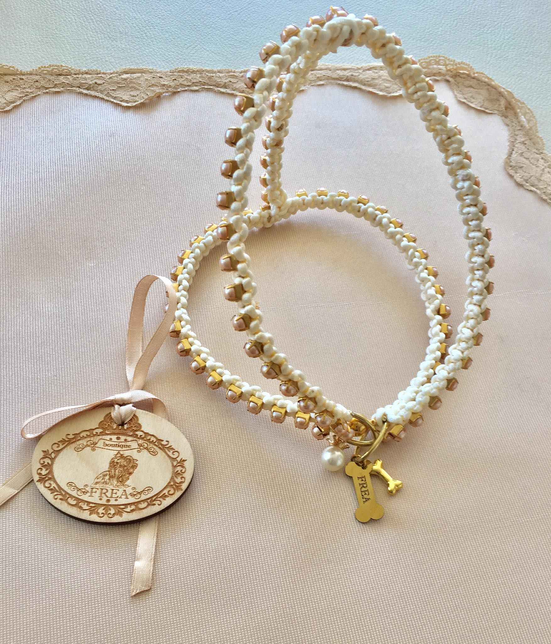 Ръчно плетено нагръдниче с перлички "My Summer Glam collection by FREA"