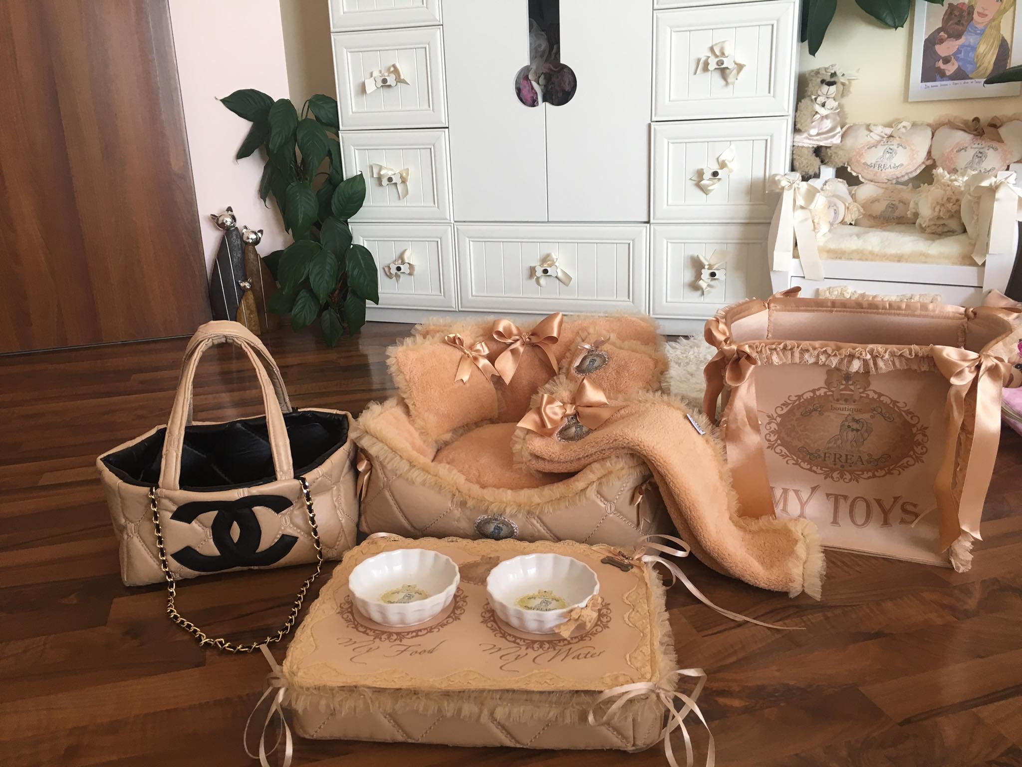 Комплект за удобство за дома на вашето Обичковче "My Sweet Yorkie Home collection by FREA" и чанта за Обичковче "My Yorkie Luxury Fashion HandBag by FREA"