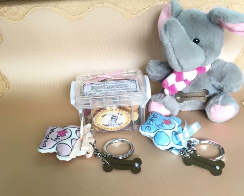 Плюшена брандирана играчка "Слонче", ключодържатели "Лапичка" и кутийка с лакомства FREA's Yummies за Обичковче - комплимент за специални клиенти "I LoVe FREA boutique"