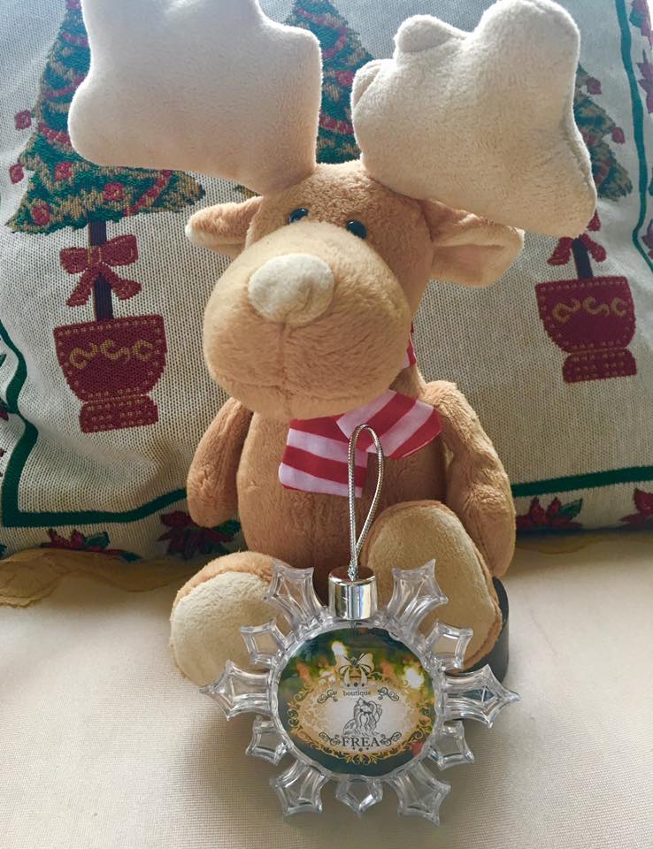 Плюшена брандирана играчка "Еленче" и коледна играчка за елха - комплимент за специални клиенти "I LoVe FREA boutique"