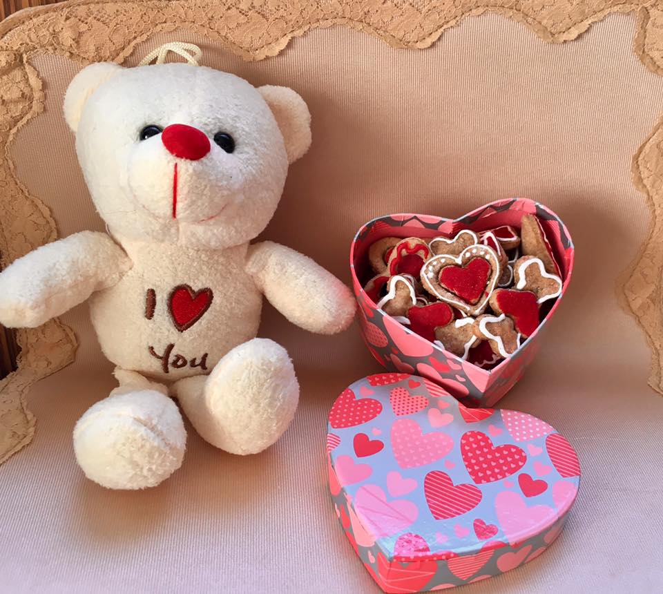 Плюшена брандирана играчка "Мече" и кутия с лакомства "FREA''s Yummies" за Обичковче - комплимент за специални клиенти "I LoVe FREA boutique"