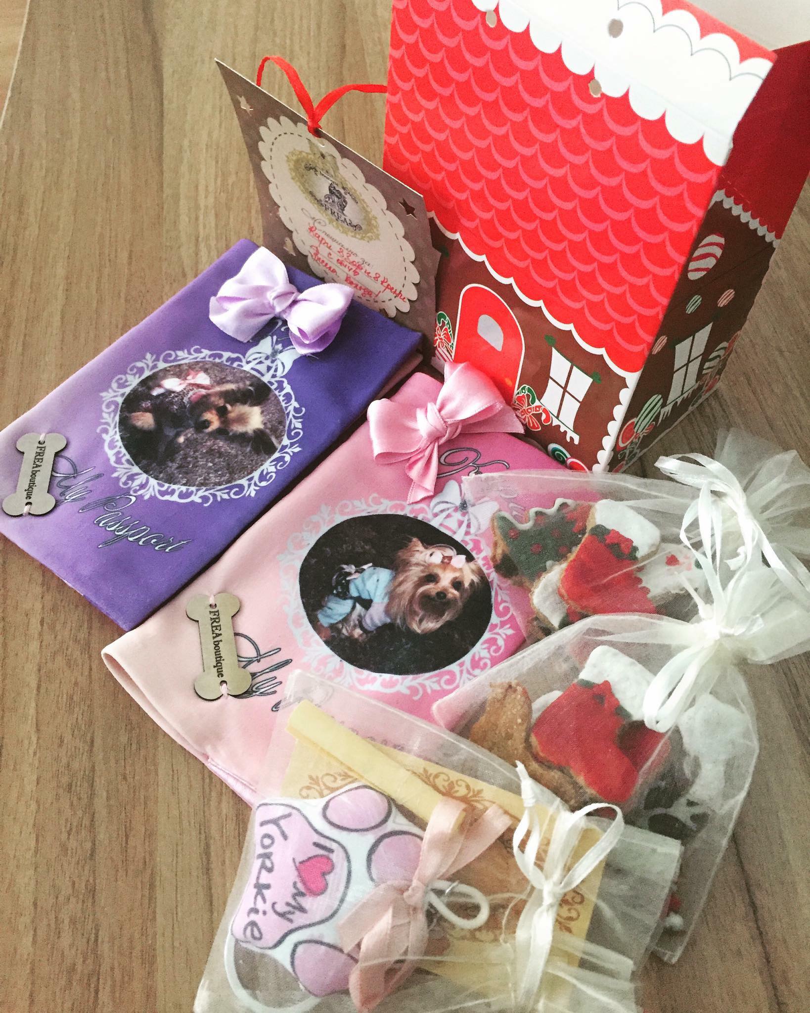 Персонализирани подвързии за паспорт, торбички с лакомства FREA's Yummies, аксесоар за декорация в коледна подаръчна кутия - комплимент с късметче за специални клиенти "I LoVe FREA boutique"