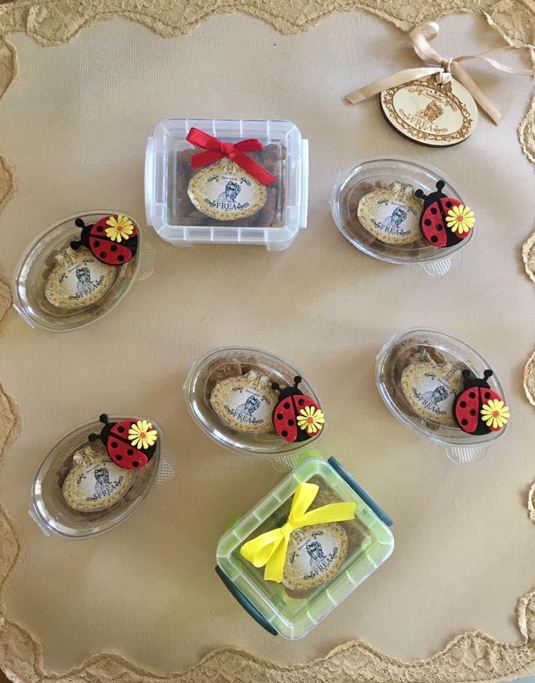 Кутийки с лакомства за Обичковци Frea's Yummies и аксесоари за декорация - комплимент за специални клиенти "I LoVe FREA boutique"