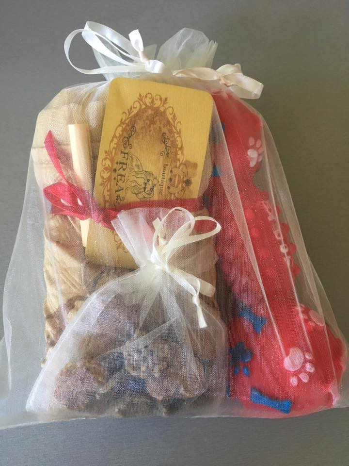 Гумена играчка и торбичка лакомства Frea's Yummies за Обичковче - комплимент с късметче за специални клиенти "I LoVe FREA boutique"