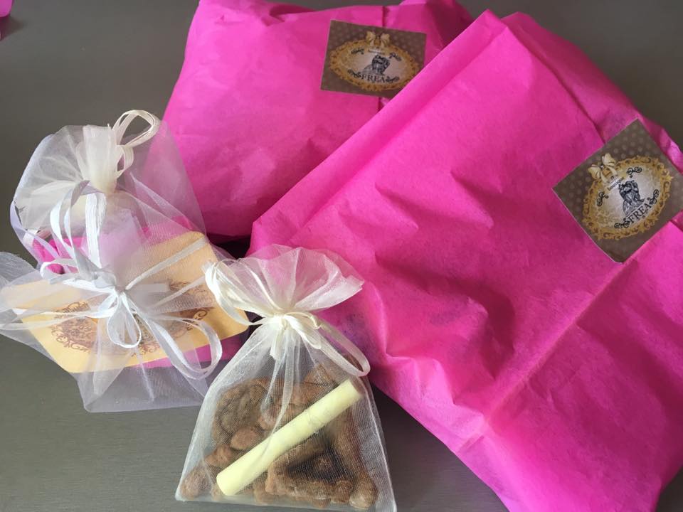 Торбичка с лакомства FREA's Yummies за Обичковче - комплимент с късметче за специални клиенти "I LoVe FREA boutique"