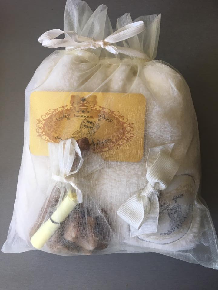 Торбичка с лакомства FREA's Yummies за Обичковче - комплимент с късметче за специални клиенти "I LoVe FREA boutique"