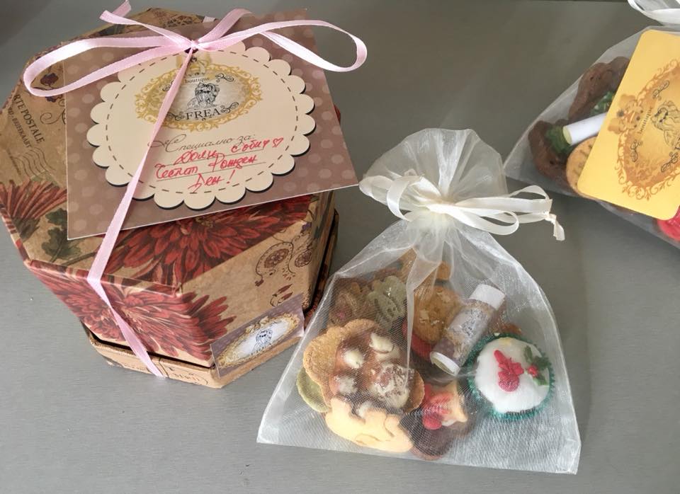 Подаръчна кутия и лакомства за Обичковци Frea's Yummies - комплимент с късметче за специални клиенти "I LoVe FREA boutique"