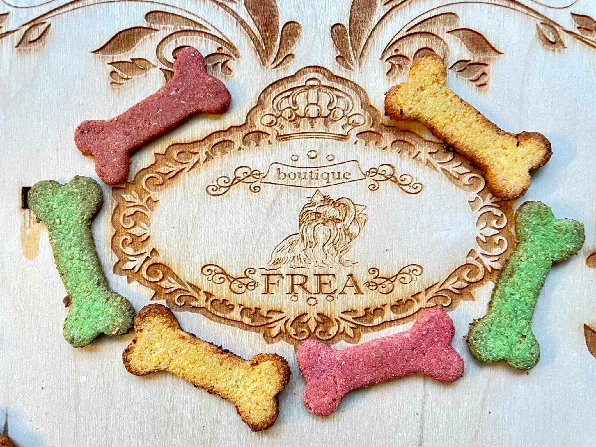 Цветни бисквитки "кокалчета" - "Лакомства за Обичковци FREA’s Yummies"