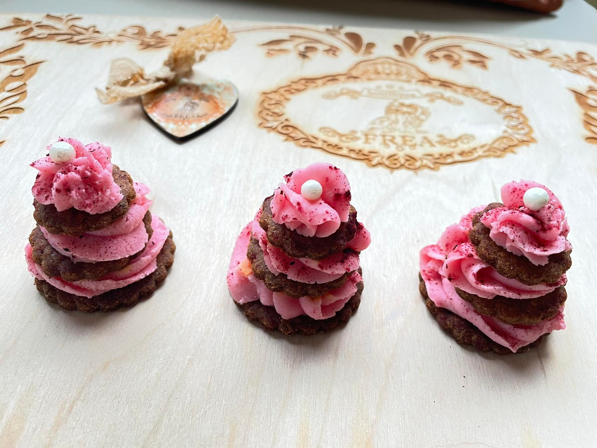Розови елхички - "Лакомства за Обичковци FREA’s Yummies"
