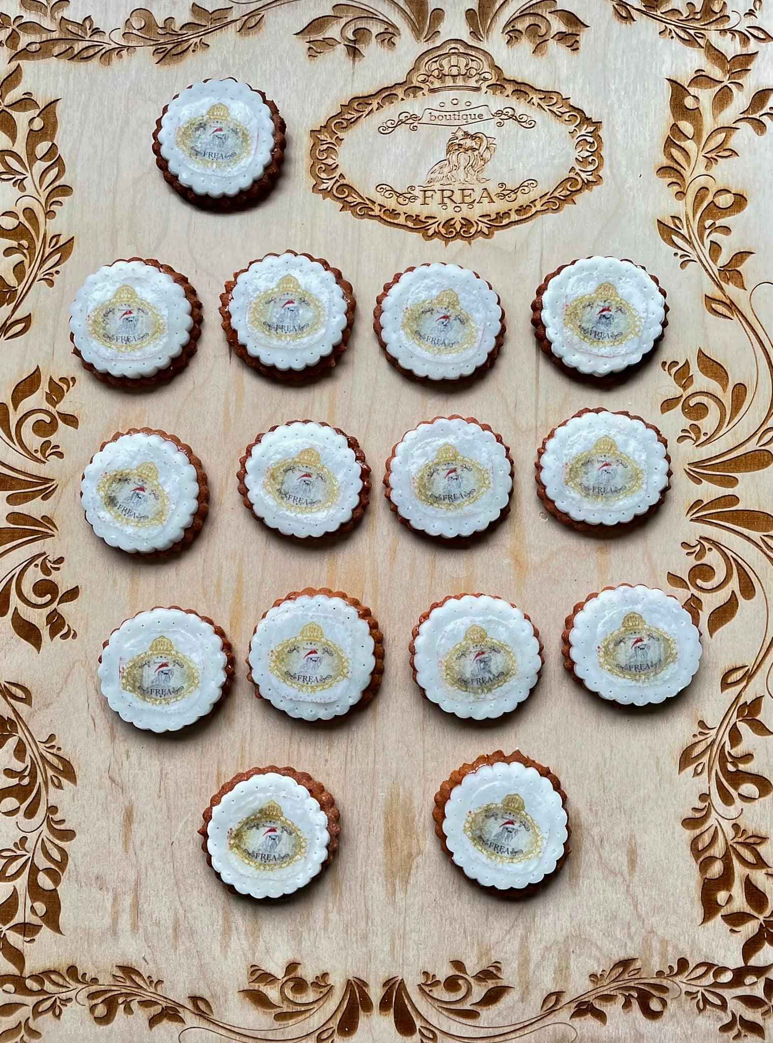 Коледни бисквитки "ФРЕА" - "Лакомства за Обичковци FREA’s Yummies" 
