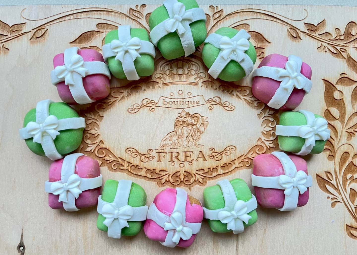 Коледни бисквитки "подаръчета" - "Лакомства за Обичковци FREA’s Yummies"