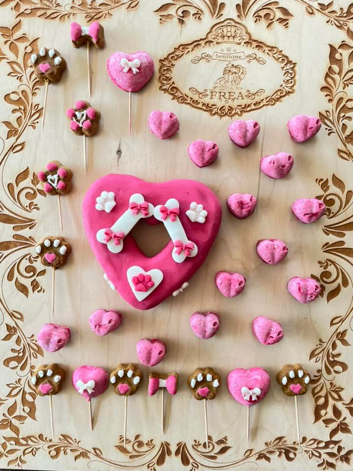 Тортичка, бисквитки - близалки и бонбони "Лакомства за Обичковци FREA’s Yummies"
