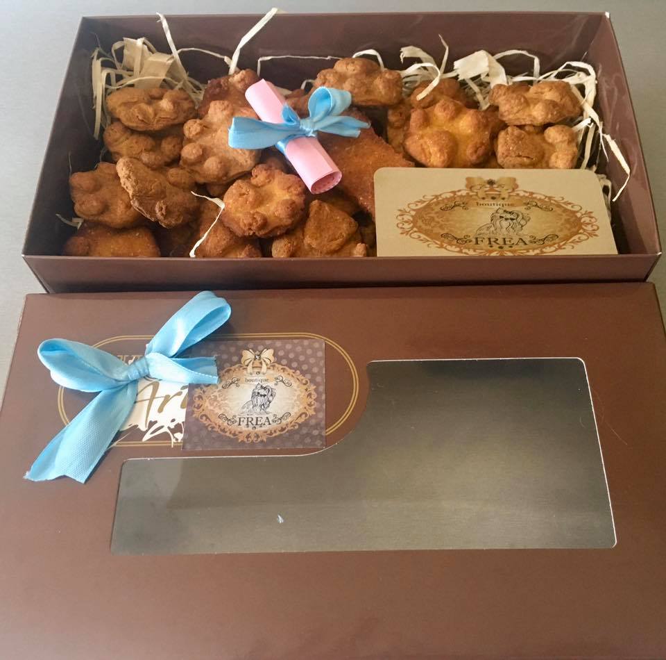 Бисквитки "лапички" - "Лакомства за Обичковци FREA’s Yummies" в подаръчна кутия - комплимент с късметче за специални клиенти "I LoVe FREA boutique"